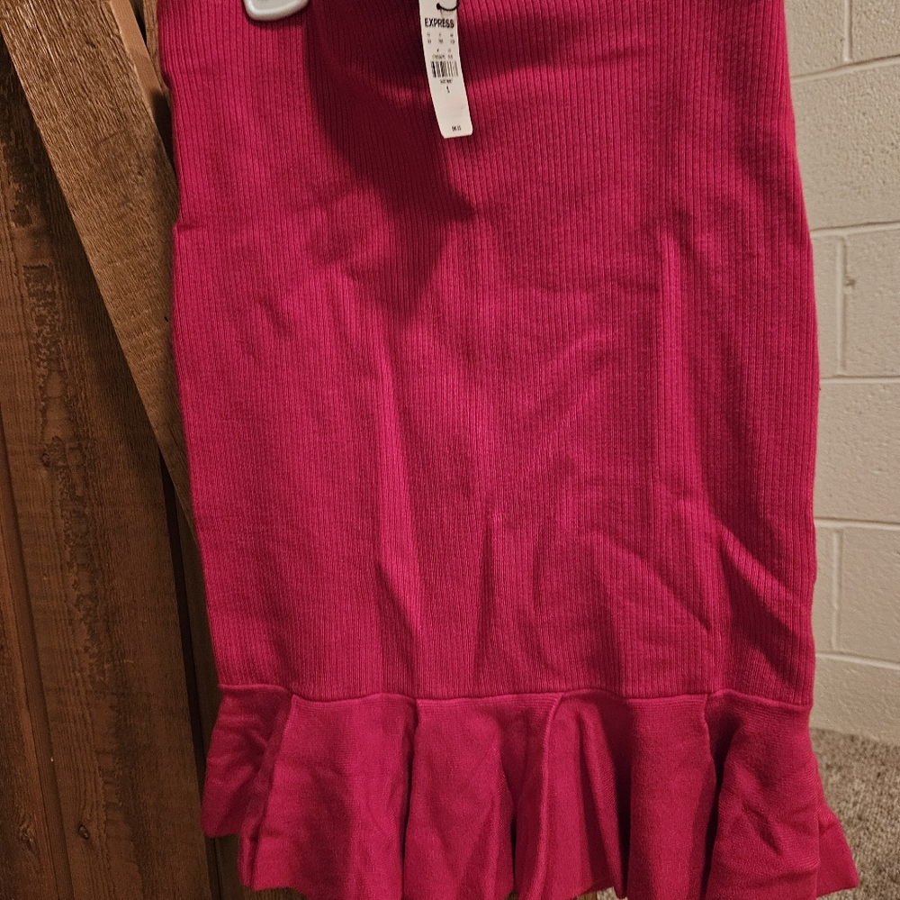 BNWT Express knitted skirt. Fuchsia. Size small